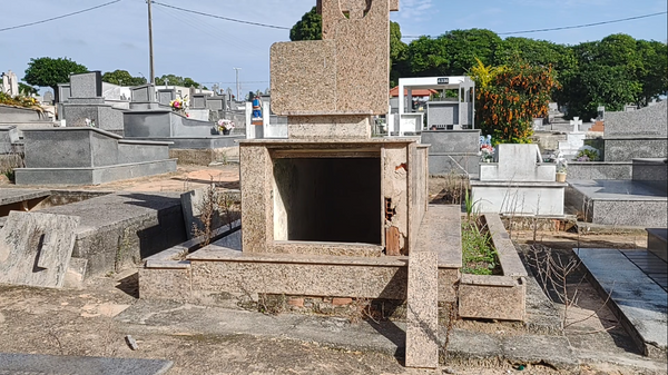 Placas e portões de bronze são roubados em cemitério de Linhares por Eduardo Dias
