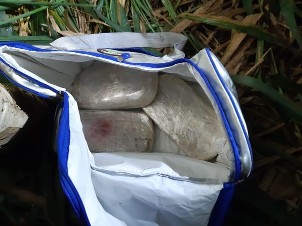 Segundo a PRF, o motorista não obedeceu a ordem de parada, seguiu pela rodovia e só parou quando o carro capotou. Dentro do veículo havia drogas