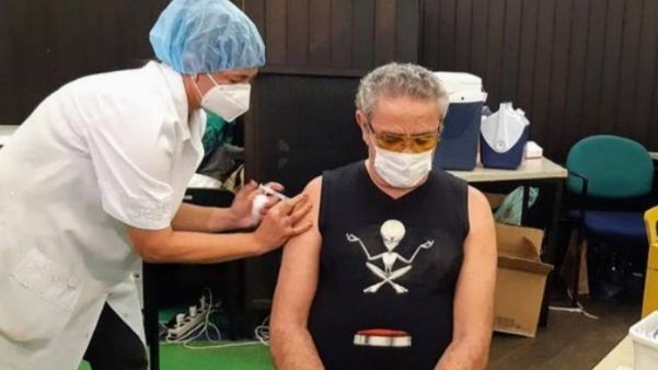 Zé Ramalho recebendo a segunda dose da vacina contra a Covid-19