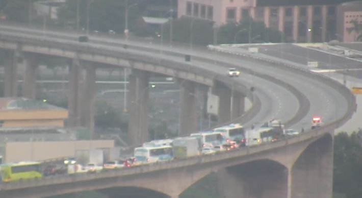 A ponte foi interditada para atendimento a um acidente na manhã desta quarta (28). Com a retirada dos veículos envolvidos na batida, o trânsito foi liberado