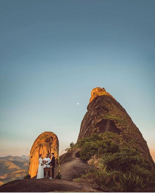   Casal de Goiás escolhe pedra do Frade e a Freira para ensaio   por Alex Faccini