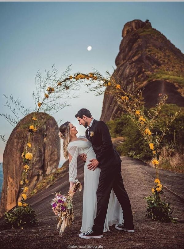   Casal de Goiás escolhe pedra do Frade e a Freira para ensaio   por Alex Faccini