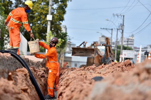  Construção do Portal do Príncipe, em Vitória  por Fernando Madeira