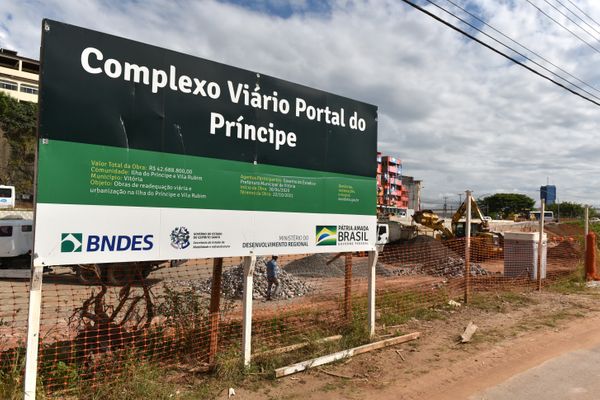  Construção do Portal do Príncipe, em Vitória  por Fernando Madeira