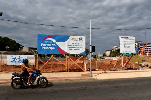  Construção do Portal do Príncipe, em Vitória  por Fernando Madeira