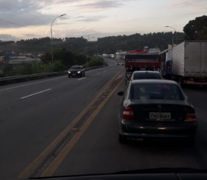 Motoristas enfrentam longo congestionamento na BR 101 