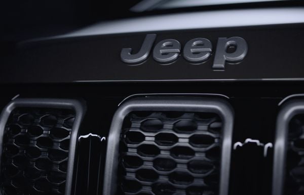 Detalhe da marca no capô por Jeep/Divulgação