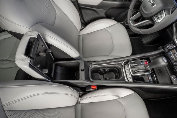 Mais espaço no console central por Jeep/Divulgação