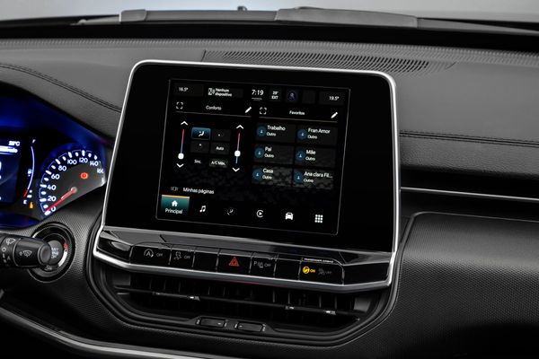 tela de 10,1” Full HD presente em praticamente em todas as versões (exceto na Sport por Jeep/Divulgação