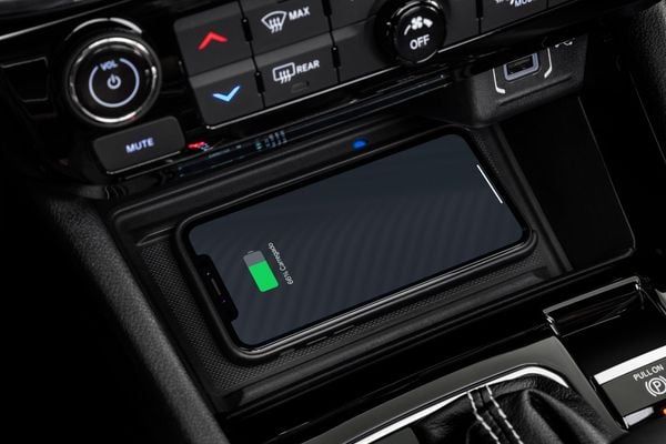 Carregador de celular por indução por Jeep/Divulgação