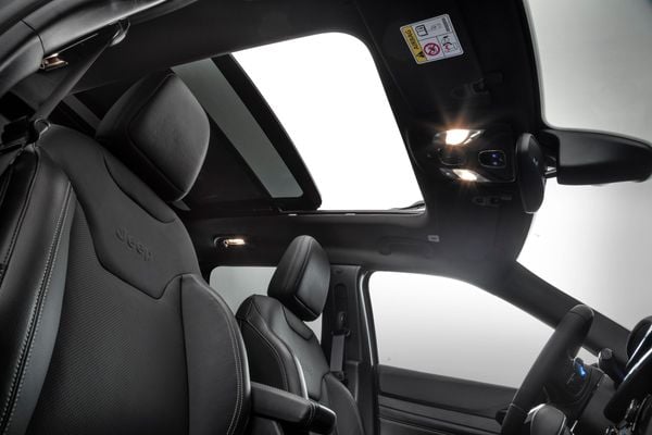 Teto solar elétrico e panorâmico Command View na versão S por Jeep/Divulgação