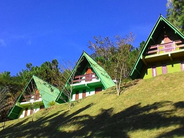 Bem próximo a pedra, tem um restaurante com chalés, onde é possível se hospedar por Rede Social/@chalesdofrade