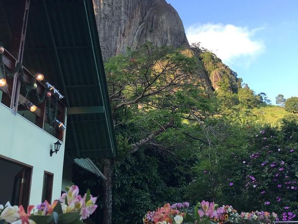 Bem próximo a pedra, tem um restaurante com chalés, onde é possível se hospedar por Rede Social/@chalesdofrade