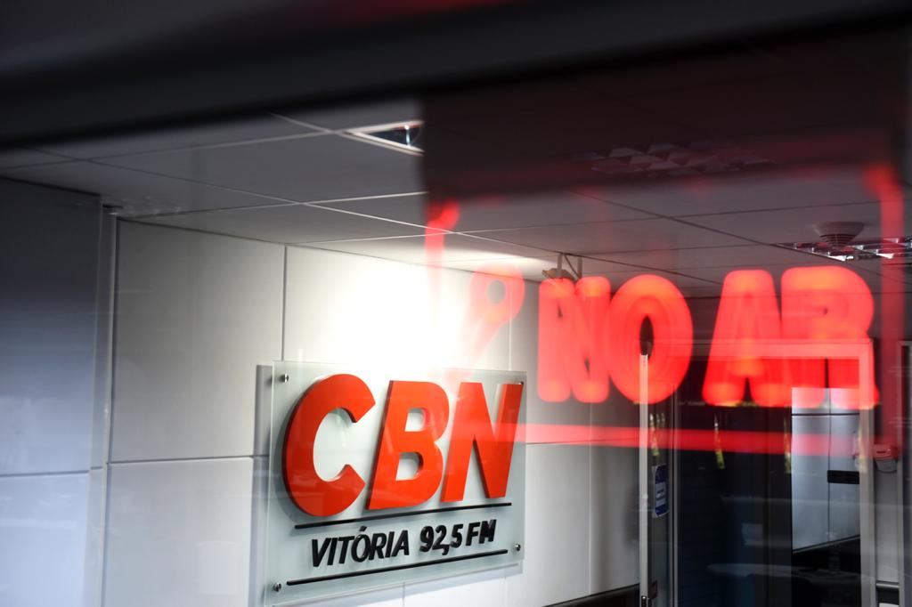 Com 2h30 de duração, o Programa CBN Vitória é plural e ágil em levar as notícias até ouvintes e internautas