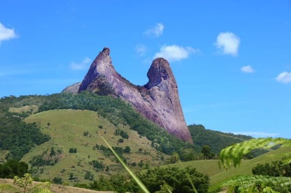 Diferente de muitos pontos turísticos do Estado, a trilha para chegar na pedra O Frade e a Freira, é curtinha e de fácil acesso. O restante do caminho pode ser feito de carro 