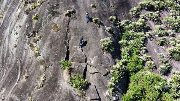Diferente de muitos pontos turísticos do Estado, a trilha para chegar na pedra O Frade e a Freira, é curtinha e de fácil acesso. O restante do caminho pode ser feito de carro