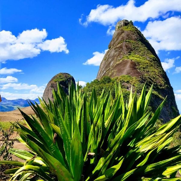 Diferente de muitos pontos turísticos do Estado, a trilha para chegar na pedra O Frade e a Freira, é curtinha e de fácil acesso. O restante do caminho pode ser feito de carro