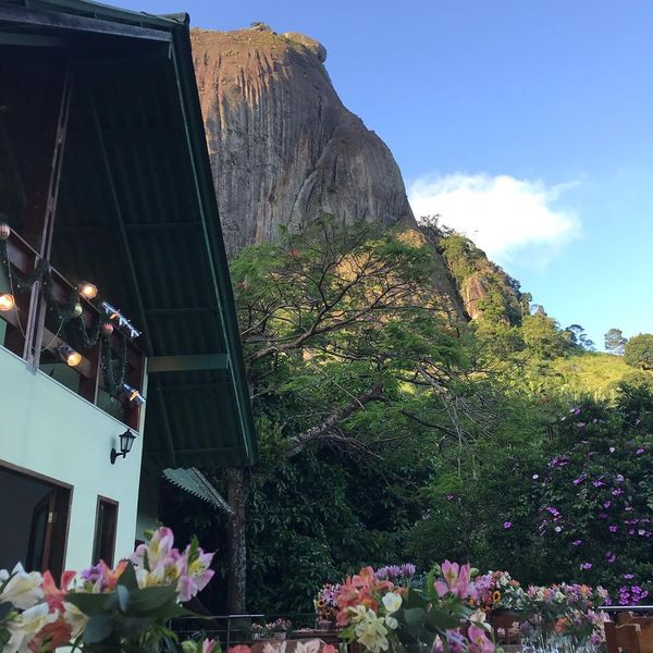 Diferente de muitos pontos turísticos do Estado, a trilha para chegar na pedra O Frade e a Freira, é curtinha e de fácil acesso. O restante do caminho pode ser feito de carro