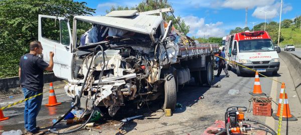 Motorista fica preso às ferragens após grave acidente na Rodovia do Contorno, na Serra