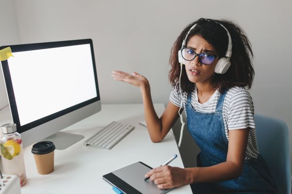 Mulher reclama de qualidade da conexão da internet, que cai toda hora