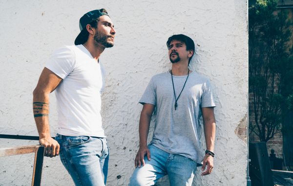Os sertanejos Bruninho & Davi estão lançando seu novo projeto, o EP “Para pra Pensar