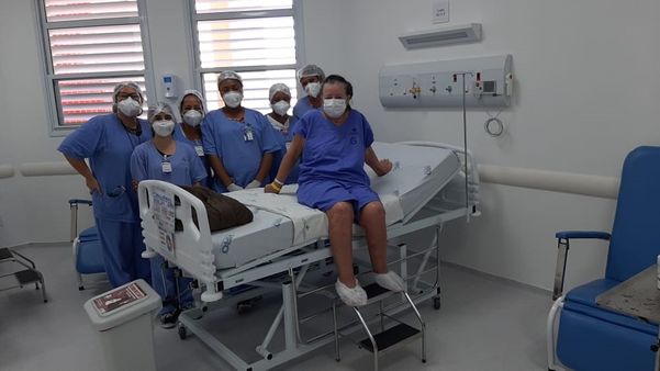 A paciente Ivanir Terezinha de Almeida, de 70 anos, de Santa Catarina, recebeu alta no Hospital Dr. Jayme Santos Neves, na Serra