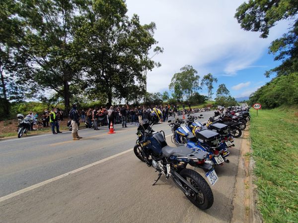 Familiares e motociclistas foram até o local do acidente que vitimou o médico Marcelo Nicoletti