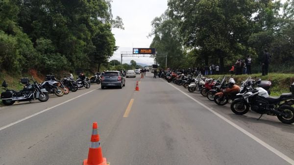 Motociclistas fizeram manifestação na BR 101 por conta da morte do médico Marcelo Nicoletti