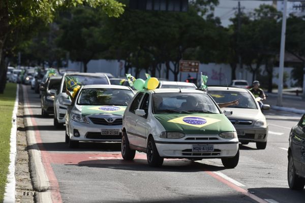 Protestos nacionalistas ocupam as principais vias da Capital por Ricardo Medeiros