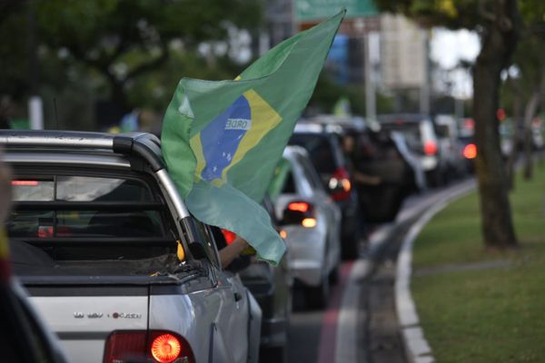 Protestos nacionalistas ocupam as principais vias da Capital por Ricardo Medeiros