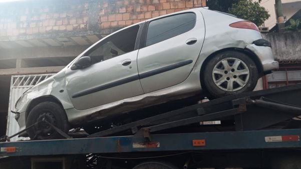 Carro retirado depois de descer escadaria em Cariacica