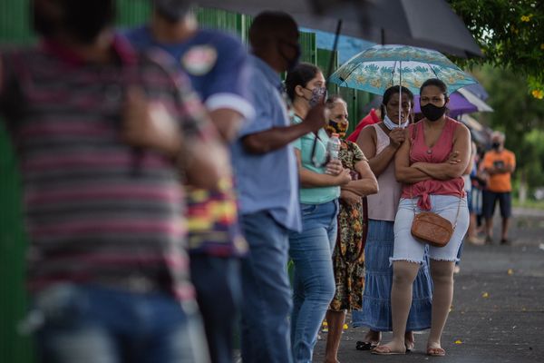 Moradores de Serrana, interior de São Paulo, na fila para serem vacinados com a Coronavac, contra a Covid-19, no primeiro dia da vacinação em massa