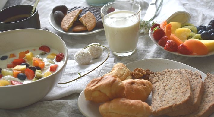O que comemos pode interferir diretamente na disposição e bem-estar. Alimentando-se bem pela manhã, é possível melhorar o humor e comer menos nas outras refeições
