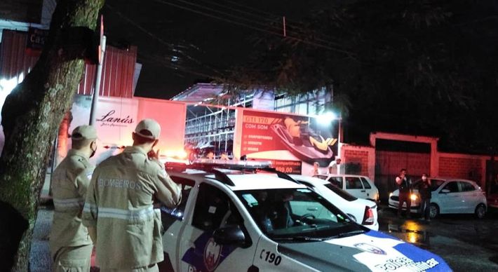 Fiscais de Vitória encerraram evento não autorizado em marina de Jardim da Penha, com presença de 300 pessoas. O proprietário do estabelecimento foi autuado e aparelhagem de som foi apreendida