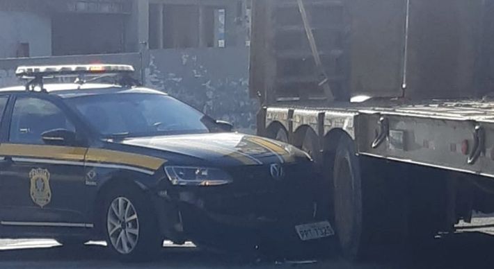 De acordo com informações repassadas pela própria PRF, a viatura aguardava para entrar na pista quando o motorista da carreta não percebeu e não conseguiu evitar a colisão. Apesar do susto, ninguém ficou ferido