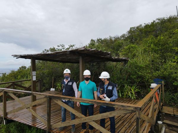Crea faz vistoria em tirolesa no Morro do Moreno, onde um homem morreu após acidente