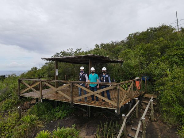 Crea faz vistoria em tirolesa no Morro do Moreno, onde um homem morreu após acidente