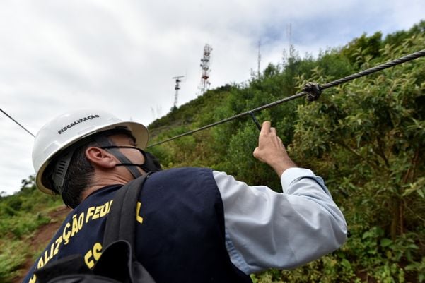 Crea realiza vistoria na tirolesa do Morro do Moreno por Fernando Madeira