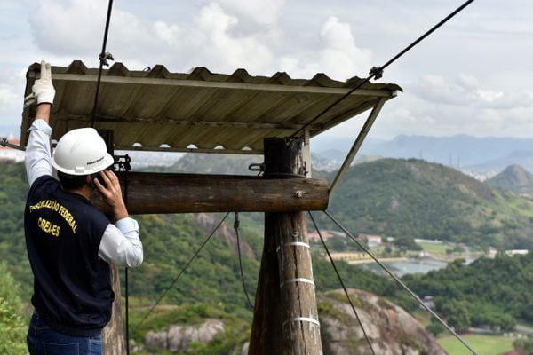 Crea realiza vistoria na tirolesa do Morro do Moreno por Fernando Madeira