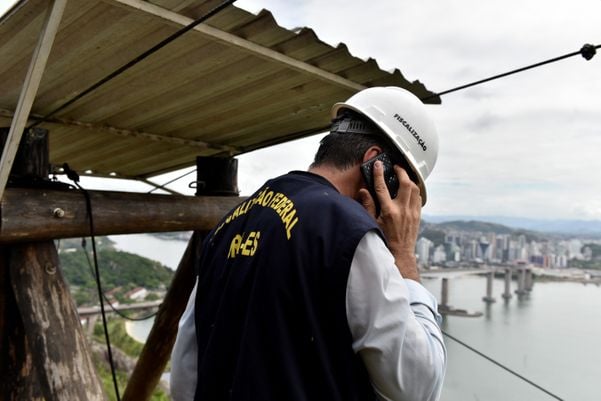 Crea realiza vistoria na tirolesa do Morro do Moreno por Fernando Madeira
