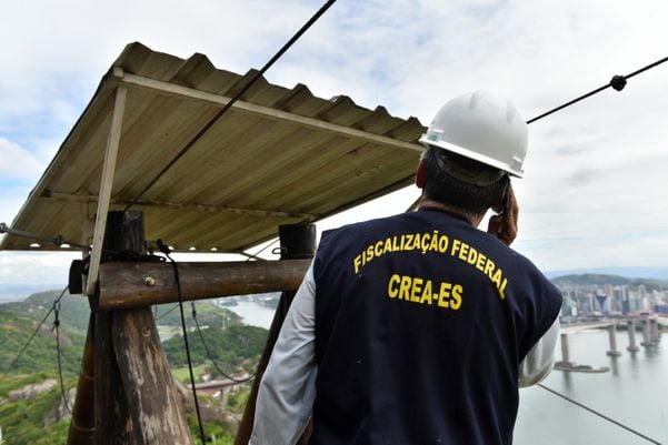 Crea realiza vistoria na tirolesa do Morro do Moreno por Fernando Madeira