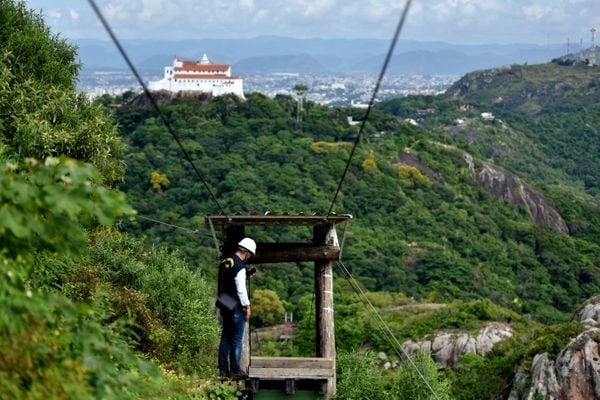 Crea realiza vistoria na tirolesa do Morro do Moreno por Fernando Madeira