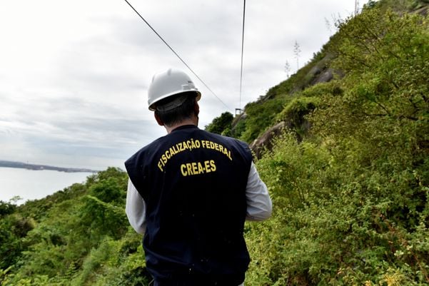 Crea realiza vistoria na tirolesa do Morro do Moreno por Fernando Madeira