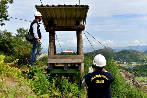 Crea realiza vistoria na tirolesa do Morro do Moreno por Fernando Madeira