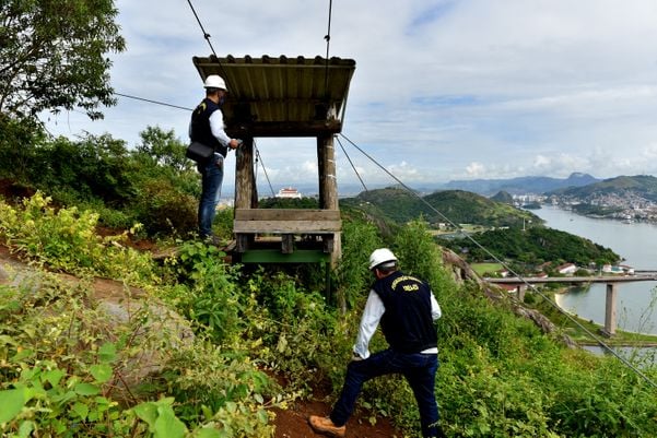 Crea realiza vistoria na tirolesa do Morro do Moreno por Fernando Madeira