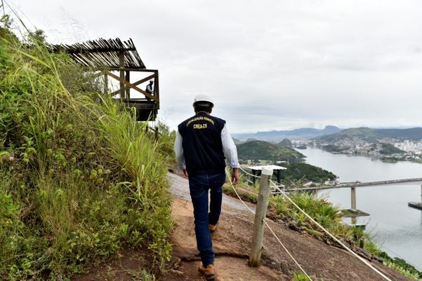 Crea realiza vistoria na tirolesa do Morro do Moreno por Fernando Madeira
