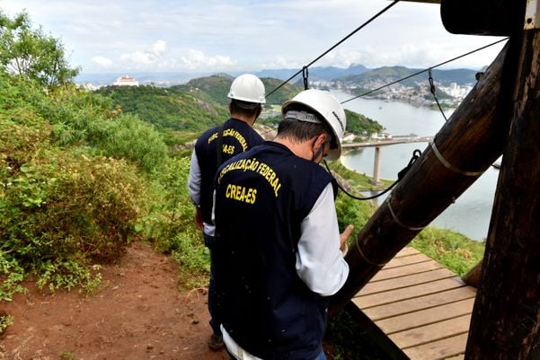 Crea realiza vistoria na tirolesa do Morro do Moreno por Fernando Madeira