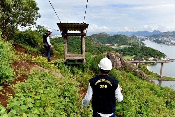 Crea realiza vistoria na tirolesa do Morro do Moreno por Fernando Madeira