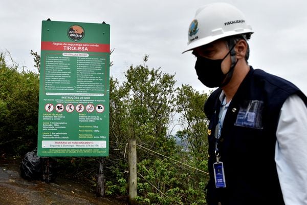 Crea realiza vistoria na tirolesa do Morro do Moreno por Fernando Madeira