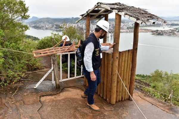 Crea realiza vistoria na tirolesa do Morro do Moreno por Fernando Madeira